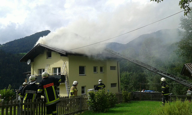 Warum der Dachstuhl plötzlich brannte, ist noch Gegenstand der Ermittlungen. | Foto: ZOOM.Tirol