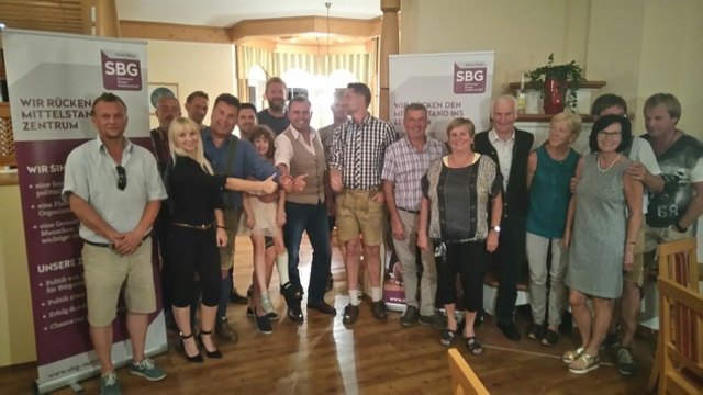 LR Mayr bei der Gründung der Bezirksstelle Pongau der Salzburger Bürgergemeinschaft mit Bezirksleiter Seer. | Foto: Salzburger Bürgergemeinschaft