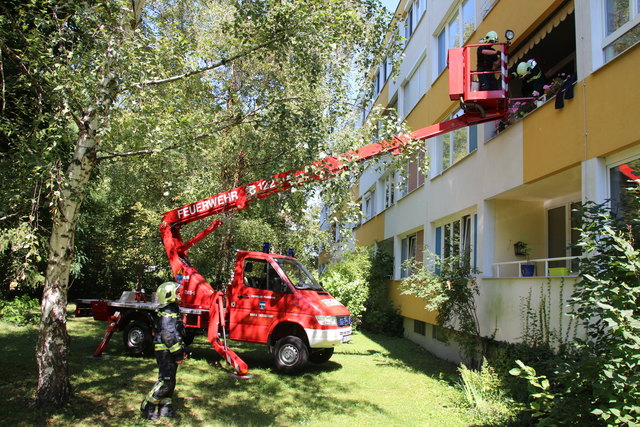 Auf der Rückseite des Gebäudes wurd das Hubrettungsfahrzeug in Srtellung gebracht | Foto: Wimmer/FF Maria Enzersdorf