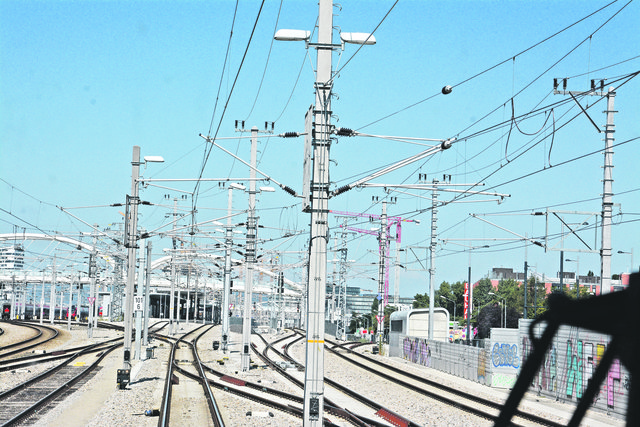 Für Laien ein Schienen-Labyrinth: : Hauptbahnhof Wien aus dem Fenster der Lok Taurus.