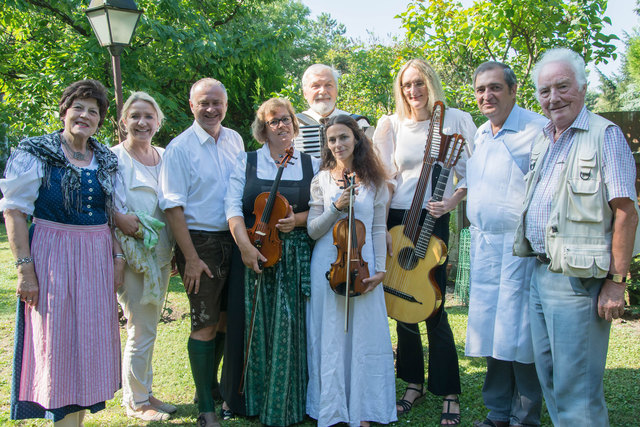 Einen herrlichen Spätsommertag genossen bei Schrammelmusik und Winerliedern Helene Mayer, Roswitha Zieger, Hans Stefan Hintner, die Penzinger Konzertschrammeln Gertraud, Christina, Roland und Eveline sowie Fritz Taufratzhofer und Werner Burg (von links).