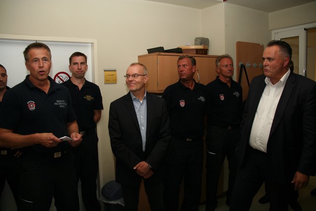 Heinz Altenburger von der Feuerwehr, Nationalratsabgeordneter Harald Troch (SPÖ) und Verteidigungsminister Hans Peter Doskozil (v.l., 1. Reihe).