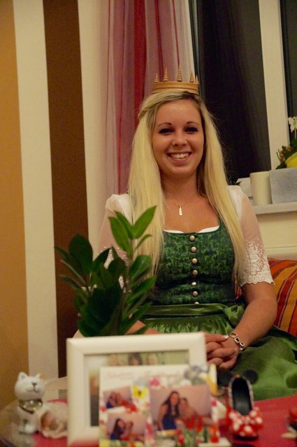 "Jenny I.": Die Königin in ihrem Christbaumdirndl.
