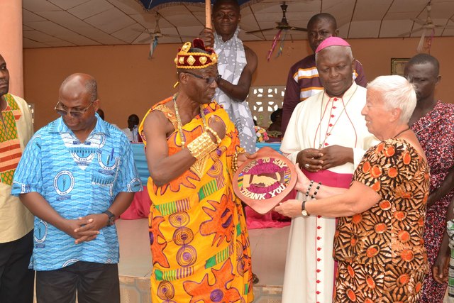 „Just to say thank you“! Bischof Joseph Afrifah-Agyekum und Chief Nana Asiedu Akra überreichten Elisabeth Cerwenka im Rahmen der Eröffnung Geschenke und eine Ehrentafel. | Foto: Grenzenlos helfen