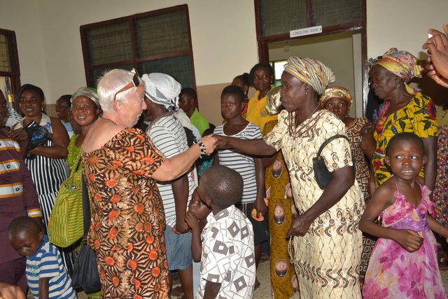 Die Menschen in Ntronang sind glücklich über die neue Krankenstation, entsprechend überschwänglich war der Dank an Elisabeth Cerwenka. | Foto: Grenzenlos helfen