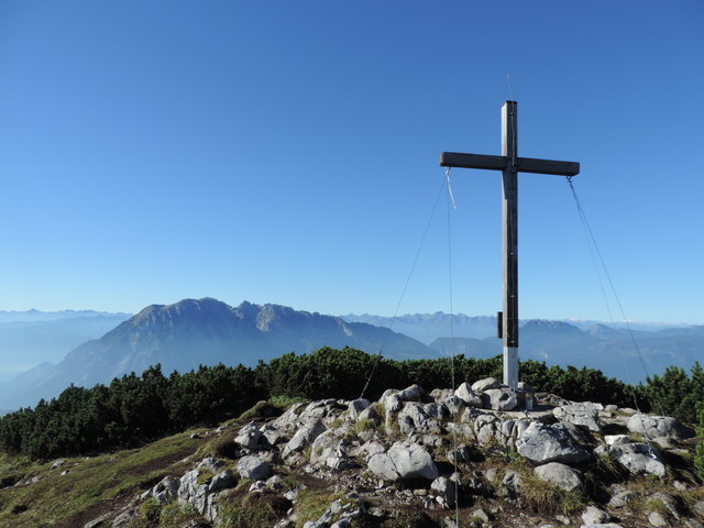 Vom Gipfel der Traweng bietet sich ein einzigartiger Rundumblick auf die umliegenden Berge wie den mächtigen Grimming.