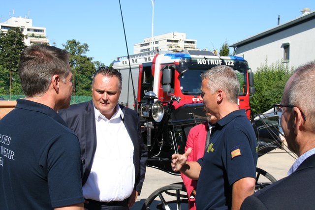 Hans Peter Doskozil im Gespräch mit den Simmeringer Feuerwerkern.