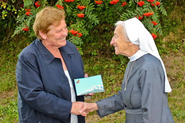 Sr. Maria Martha bedankte sich bei Edith Kopp für den Scheck zur Hilfe im Kosovo