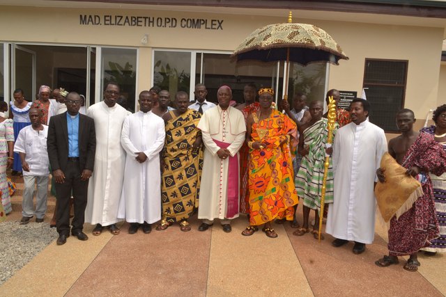 Die versammelten Ehrengäste vor der neuen Krankenstation. | Foto: Grenzenlos helfen