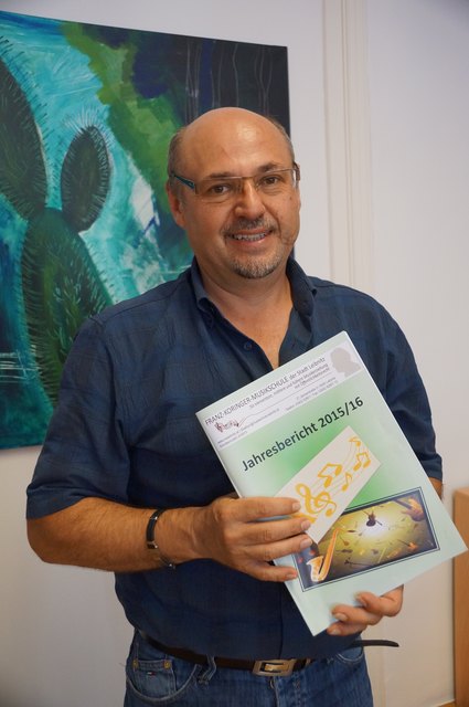 Dir. Josef Ferk präsentiert stolz den Jahresbericht.