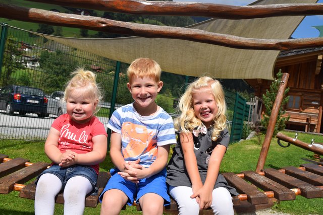Lia (2), Julian (6) und Maila (4) testeten Spielplätze quer durch den Pongau und hatten jede Menge Spaß dabei.