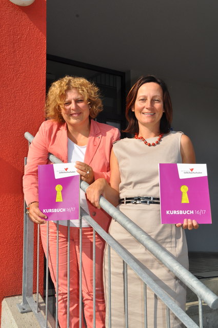 Bildung für alle: Beate Gfrerer und Isabella Penz präsentieren das neue Kursbuch der Kärntner Volkshochschulen | Foto: Friessnegg