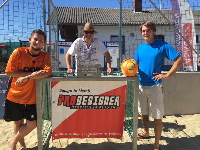 Beachparty Organisator Tobias Einberger und  ASKÖ Obmann Gerold Einberger mit dem Gunskirchner Jungunternehmer Patrick Sikic, der die Trophäen für die Beachsoccer Ortsmeisterschaften entworfen hat.