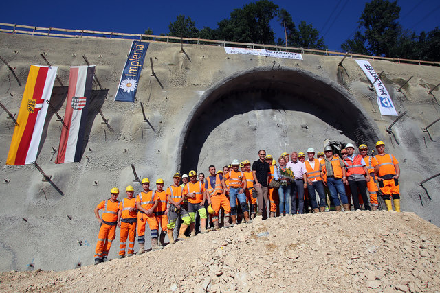 Beim Tunneldurchschlag anwesend waren unter anderem der St. Pauler Bürgermeister Hermann Primus, Andreas Twerdek (Geschäftsführer der Arbeitsgemeinschaft Tunnelkette Granitztal Implenia-Hochtief) und ÖBB-Projektleiter Gerald Zwittnig | Foto: ÖBB