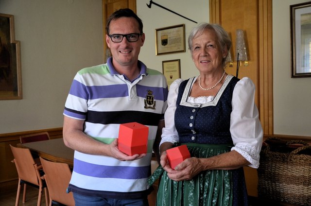 Bürgermeister Michael Maier und Johanna Kulterer mit zwei Granat-Spardosen