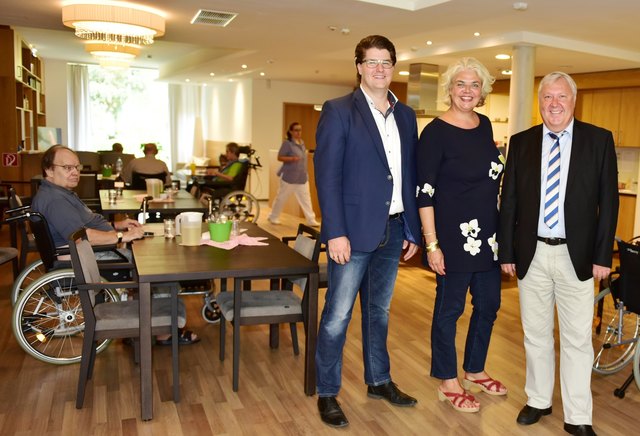 Zentraler Pflegedienstleiter Christoph Baumgärtner, Sozial-Vizebürgermeisterin Anja Hagenauer und Ernst Hörzing, Leiter städtische Senioreneinrichtungen in der Hausgemeinschaft Hellbrunn/Freisaal. | Foto: Stadt Salzburg
