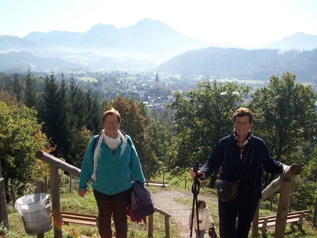 Beim gemeinsamen Wandern ergeben sich viele Gespräche. | Foto: Caritas