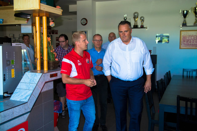 Michael Dedic vom 1. Simmeringer Sportclub begrüßte Sportminister Hans Peter Doskozil. | Foto: Max Spitzauer