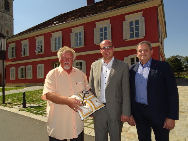 Wachablöse: Im Beisein von Bgm. Heinrich Schmidlechner (r.) übergab Helmut Arnfelser (l.) den Schlüssel an Alfred Ornig.