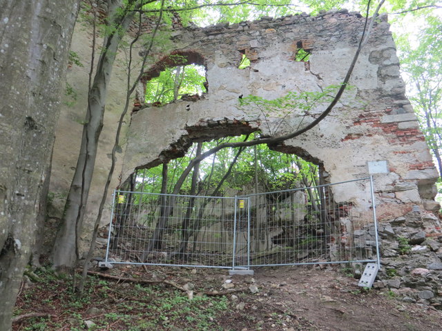 Sicherungszäune beim Torbogen der Ruine. Dieser Teil so abgerissen werden.