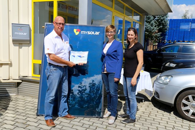 Die stolzen Gewinner Sonja Kaiser und Elisabeth Lardinig mit MySolar-Geschäftsführer Hannes Weiss und seinen Mitarbeitern