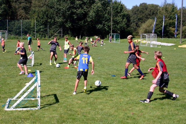 Auf der Sportanlage des USK Gneis konnten sportbegeisterte Kinder eine Woche lang trainieren. | Foto: Sports and More