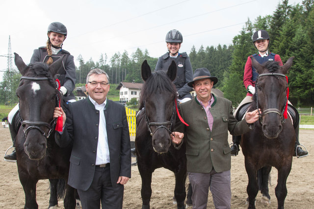 Georg Springl und Landesrat Josef Schwaiger mit Anna Neumayr, Alexandra Dankl und Cecilie Schöppl. | Foto: LMZ/Neumayr/MMV