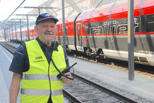 Peter Leitner geht gern auf die Bahnkunden zu und zeigt ihnen den Weg zum richtigen Bahnsteig und den Zügen.