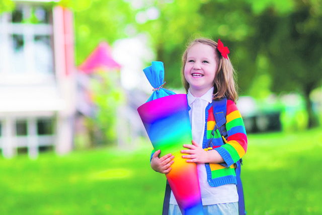 Die Schultüte wird traditionell gefüllt mit Süßem, Spielzeug und allem, was man für die Schule brauchen kann. | Foto: FamVeldman/panthermedia