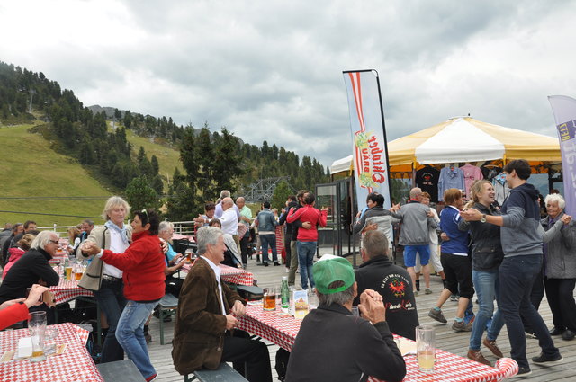 Zahlreiche Fans der "Pfunds-Kerle" treffen sich zum geselligen Stelldichein auf 2.200 Metern. | Foto: Almenregion Hochoetz