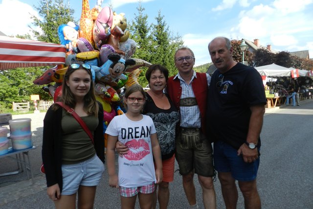 Der "Wetterpauli" alias Paul Prattes mischte sich vor der Aufzeichnung des steirischen Sänger- und Musikanntentreffens unter das Kirtagsvolk.