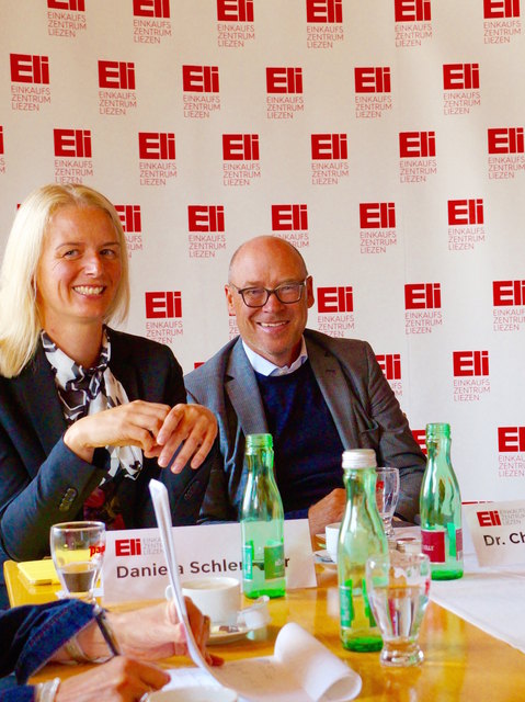 Freuen sich sichtlich auf die Eröffnung: Centermanagerin Daniela Schlemmer und Eigentümer Christian Harisch.