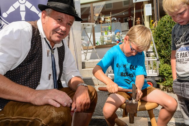 Alexander Poxrucker aus Kirchberg half gerne beim Feitelklopfen, das der Kulturverein Trattenbach anbot, ein wenig mit.