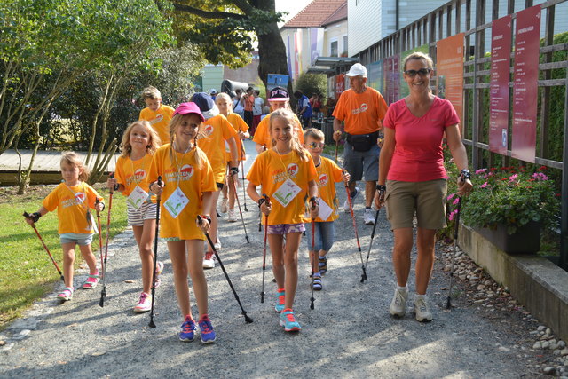 Mit Nordic Walking-Stöcken ging es in den Kurpark