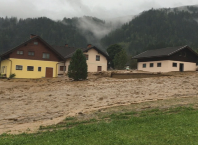 Der Afritzer Ortsteil Kraa in äußerster Bedrängnis: Die Häuser mussten evakuiert werden | Foto: Pekoll