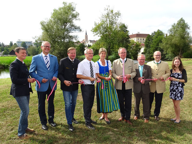 Sehen beruhigt in die Zukunft: Eva Bräuner (Bauamt), Stadtamtsdirektor Rudolf Polt, Vizebürgermeister Gottfried Waldhäusl, Bürgermeister Robert Altschach, Nationalrätin Martina Diesner-Wais, Stadtrat Alfred Sturm, Landesrat Stephan Pernkopf und Marion Hartl (Bauamt).