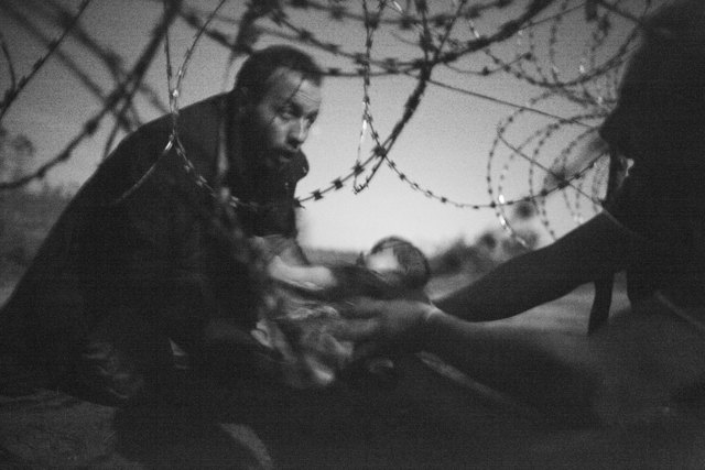 "Hoffnung auf ein neues Leben": Warren Richardsons Foto von der Situation der Flüchtlinge an der serbisch-ungarischen Grenze wurde zum Pressefoto des Jahres 2015 gekürt. | Foto: Warren Richardson, Australien