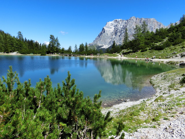 Die Zugspitze spiegelt sich im See