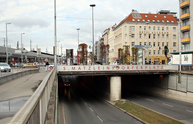 Der Matzleinsdorfer Platz liegt an der Grenze vom 5. zum 12. Bezirk.