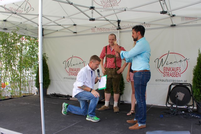 Gerold Rudle kniet vor dem Sieger Walid Azak, dahinter Manuel Dospel (dritter Platz) und Sonja Pikart, die Zweite wurde