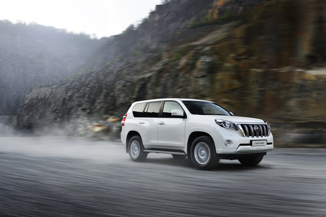 Mit Platz und schwerem Stahl geizt der Toyota Land Cruiser nicht. Wenn eh schon „fast alle“ hoch sitzen, legt der Geländewagen noch einen drauf. Via Trittbrett geht’s auf den höheren Hochsitz. | Foto: Toyota