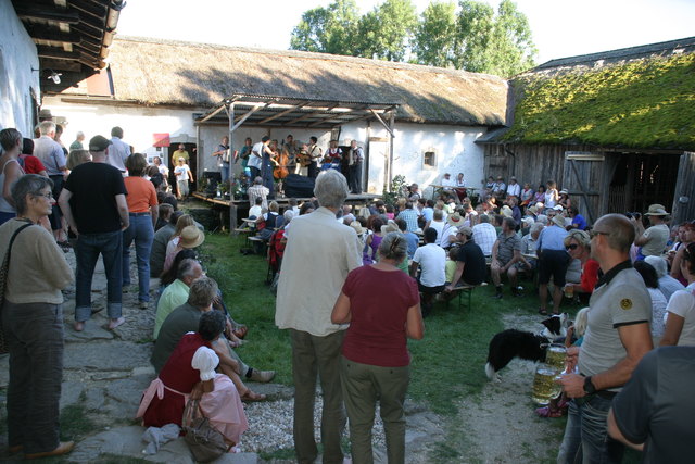 Beim Wiesensitzn am Unterkagererhof spielen heuer acht Musikgruppen aus fünf Ländern. | Foto: Foto: Robert Cupak