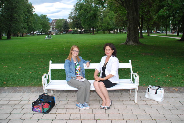 Christine Sitter mit WOCHE-Redakteurin Verena Niedermüller im "Gespräch im Park"