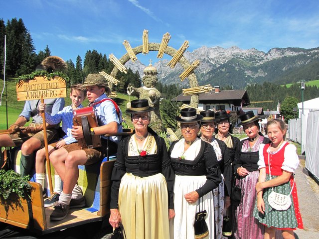 Die Annaberger Trachtenfrauen strahlten beim HeuArt-Fest in Lungötz mit "ihrem Filzmooser Kindl" um die Wette. | Foto: Sylvia Schober