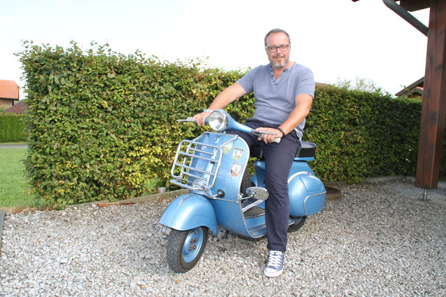 "Vespa bellissima": Kultstatus verbreitet Karl Rauchenschwandtner beim Dorffest in Schleedorf.