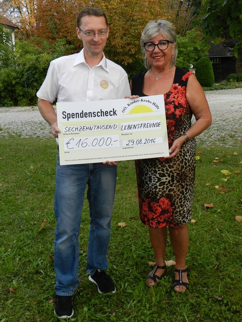 "Lebensfreunde"-Obmann Markus Autengruber mit Agnes Stark, Obfrau OÖ Kinder-Krebs-Hilfe.