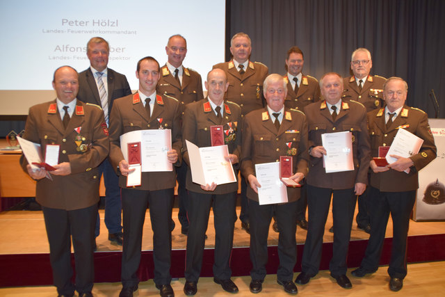 LR Bernhard Tilg mit den Landes- und Bezirksfeuerwehrvertretern (hinten) und den Geehrten.
