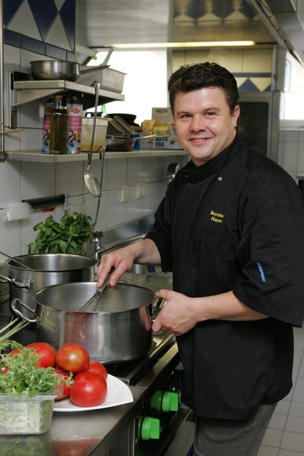 Starkoch Bernhard Hauser ist Küchenchef des Anifer Gourmet-Restaurants Friesacher.