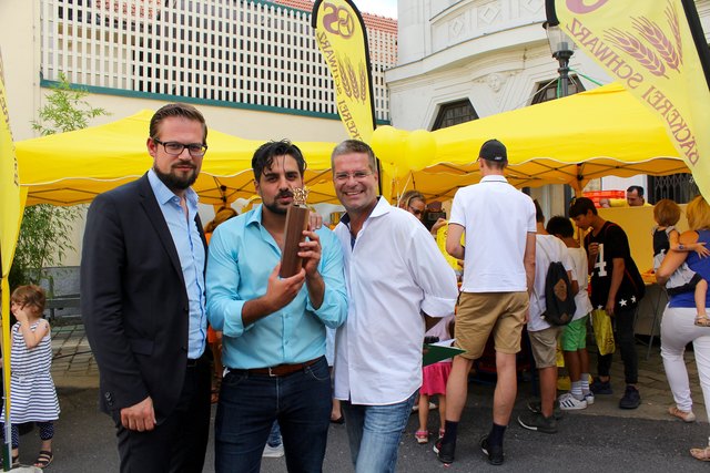 Jurymitglied und Bz Chefredakteur Christoph Schwarz mit Sieger Walid Azak und Gerold Rudle