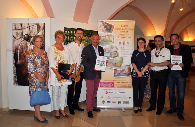 Stadträtin Roswitha Zieger, Angelika Timis, Tudor Andrei, Bürgermeister Hans Stefan Hintner, Kornelia und Matei Schinteie sowie Kulturamtsleiter Dr. Manfred Pongratz (von links). | Foto: Boeger